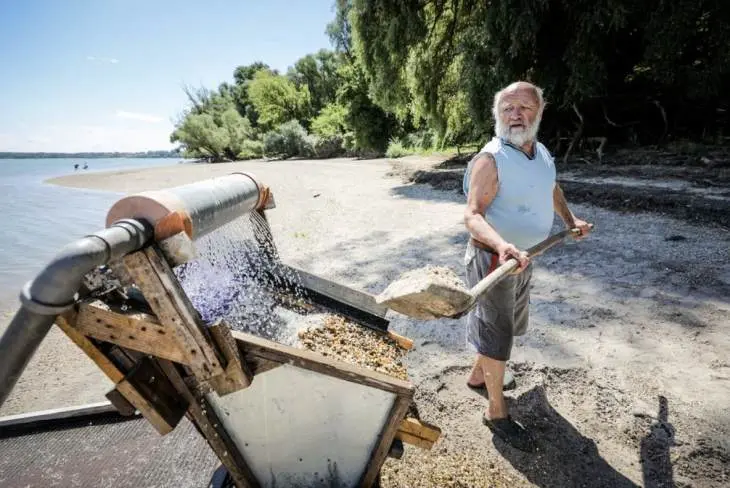 Ryžuje zlato a platí si z neho dovolenky